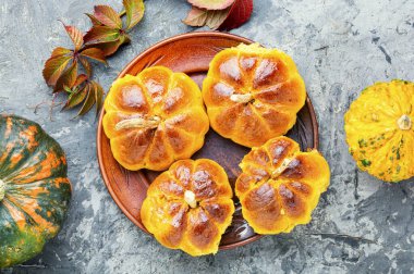 Ev yapımı balkabağı çörekleri