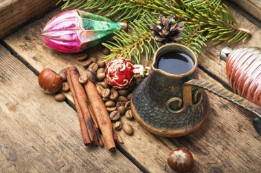 Noel oyuncağı ve kahve.