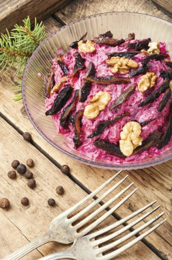 Kuru erik pancar salatası