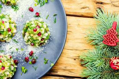 Noel kanepeleri veya peynirden yapılmış tart, mayonez ve sarımsak..