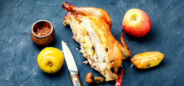 Аппетитная Домашняя Жареная Курица Яблоками — стоковое фото