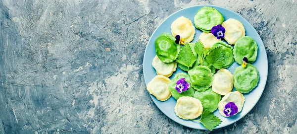 Aperitivo Ravioli Italiano Cozido Com Urtigas Espinafre — Fotografia de Stock