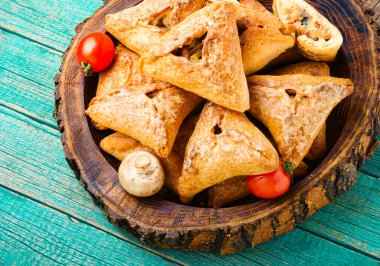 Kurnik, tavuk ve mantarla doldurulmuş turta. Geleneksel Rus turtası.