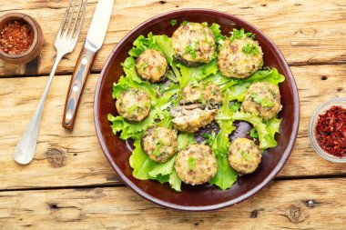 Biftekle doldurulmuş şampiyon mantarları. İtalyan yemeği..