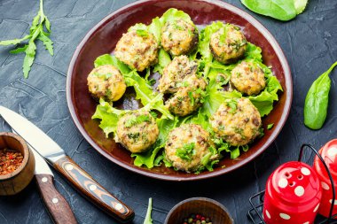 Biftekle doldurulmuş şampiyon mantarları. İtalyan yemeği..