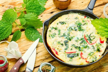 Taze ot ve ısırgan otlu lezzetli omlet. Sağlıklı beslenme.