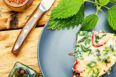 Taze otlu ve ısırgan otlu İtalyan omleti. İtalyan mutfağı..