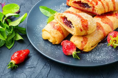 Çilek ve reçelli ev yapımı iştah açıcı turtalar