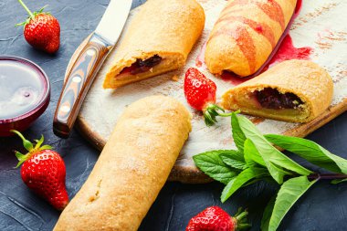 Çilek ve reçelli ev yapımı iştah açıcı turtalar