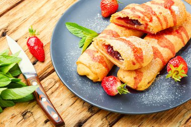 Çilek ve reçelli ev yapımı iştah açıcı turtalar