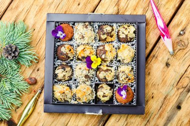 Noel masası için ev yapımı çikolatalar ya da yer mantarı.