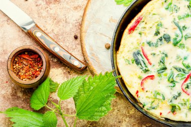 Taze otlu ve ısırgan otlu İtalyan omleti. İtalyan mutfağı..