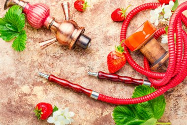 Oryantal nargile ve çilekli tütün. Çilek aromalı oryantal nargile.