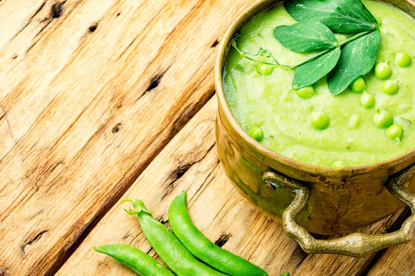 Plate of summer delicious soup with green peas.Diet menu — Stock Image Plate Summer Delicious Soup Green Peas Diet Menu Stock Picture