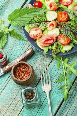 Sebzeli ve marullu sağlıklı balık salatası.