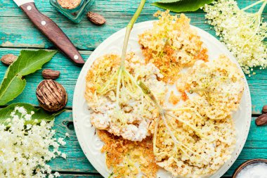 Kızarmış mürver kızılcıkları tabakta. Kızarmış Tempura mürver çiçekleri..