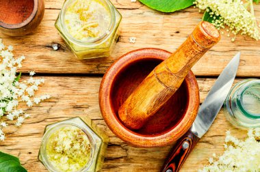 Tentürleri iyileştirmek mürver çiçeklerinden yapılan bir ilaçtır. Alternatif bitkisel ilaç..