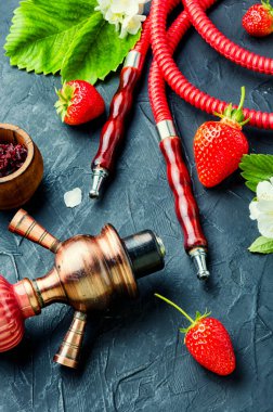 Çilekli tütünle birlikte oryantal sigara shisha. Çilekli nargile tütünü..
