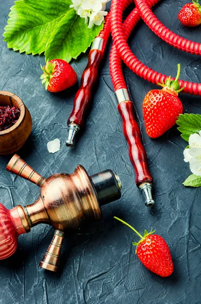 Çilekli Tütünle Birlikte Oryantal Sigara Shisha Çilekli Nargile Tütünü — Stok fotoğraf