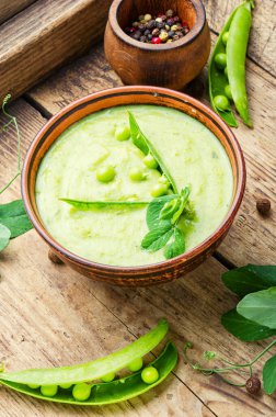 Yaz tabağı Yeşil bezelyeli lezzetli çorba.