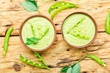 Yeşil köylü lezzetli bir çorba tabağı. Sağlıklı beslenme.