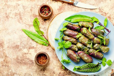 Geleneksel oryantal dolma masa üzerinde kuş yaprağı