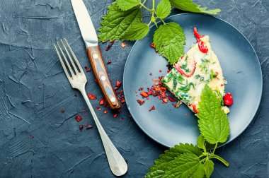 Taze otlu ve ısırgan otlu İtalyan omleti. İtalyan mutfağı..