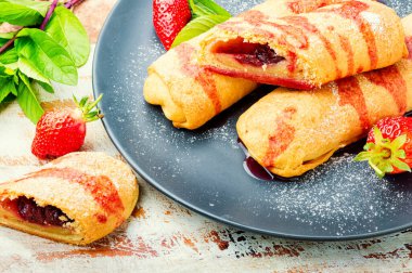 Çilek ve reçelli ev yapımı iştah açıcı turtalar