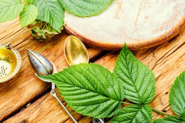 Taze ahududu yaprağından yapılmış şifalı bitki çayı.