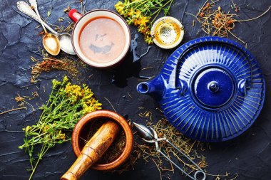 Hiperikum ile güzel kokulu bitki çayı. Bitkisel ilaç. Bitkilerle çay..