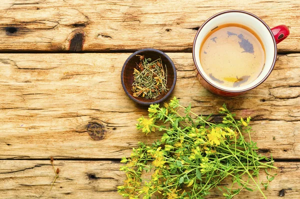 Koppar Hälsosamt Örtte Med Hypericum Rustik Bakgrund Medicinal Herb Copy — Stockfoto