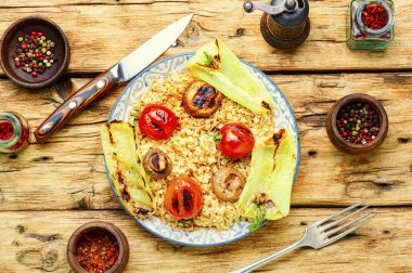 Klasik erişteli Türk pilavı. Türk pilavı, sebzeli ızgara pirinç..