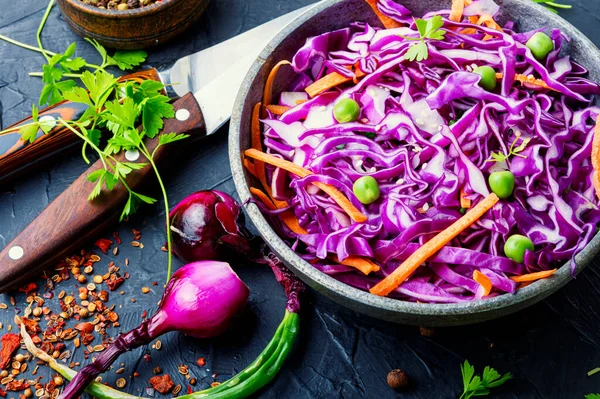 Свежие Овощи Салат Фиолетовой Cabbage Coleslaw Миске — стоковое фото