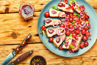 Çilekli domuz eti, et için kiraz sosu..