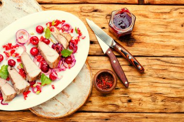 Çilekli domuz eti, et için kiraz sosu..