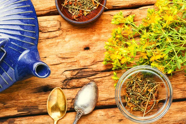 Tahta Masadaki Hiperikum Ile Taze Bitki Çayı — Stok fotoğraf