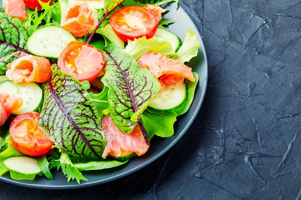 Salade Eten Met Zalm Groenten Kruiden — Stockfoto