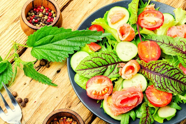 Ízletes Saláta Pisztránggal Cseresznyés Paradicsommal Uborkával Fűszernövényekkel — Stock Fotó