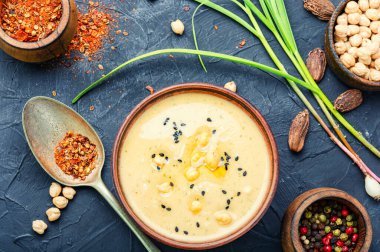 Humus, nohut püresinin soğuk mezesi. Popüler Doğu yemekleri.