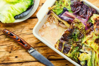 Lahanalı vejetaryen sebze güveci. Lahanalı Gratin. Sebzeli ızgara. Sağlıklı yemek..