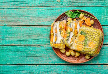 Jöleli, soğuk bir balık tabağı, jelibon dolu. Rus ulusal mutfağı.