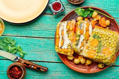 Jöleli, soğuk bir balık tabağı, jelibon dolu. Rus ulusal mutfağı.