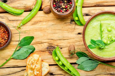 Yaz tabağı Yeşil bezelyeli lezzetli çorba.