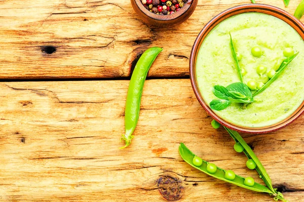 Soupe Pois Verts Sur Table Rustique Bois Soupe Pois Crémeux — Photo