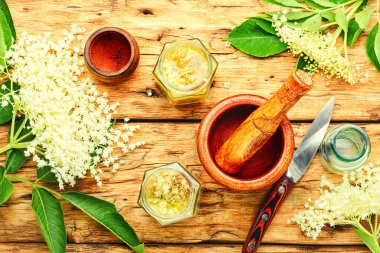 Tentürü iyileştirmek mürver çiçeklerinden yapılan bir ilaçtır..