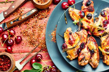 Baharatlı kiraz soslu kızarmış tavuk kanadı. Izgara tavuk, fast food..