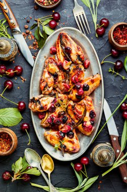 Baharatlı kiraz soslu kızarmış tavuk kanadı. Izgara tavuk, fast food..