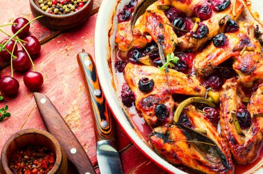 Kiraz soslu fırında tavuk eti ve şifalı otlar.