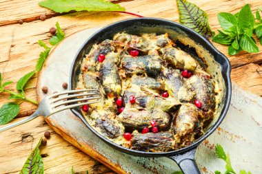 Dolma ya da sarma, pirinç ve etle doldurulmuş kuş yaprağı. Doğu mutfağı.