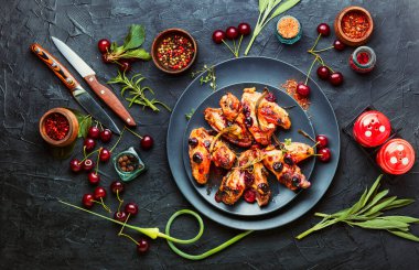 Kiraz soslu fırında tavuk eti ve şifalı otlar.